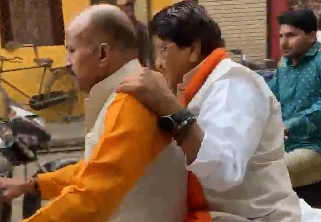 BJP Min. Vijayvargiya trolled for riding scooter without helmet amid water contamination crisis